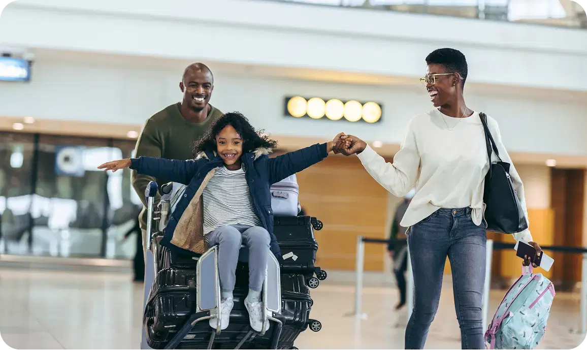 Une famille arrivant à l'aéroport pour un traitement à l'étranger, accueillie et soutenue par Yapita Health.